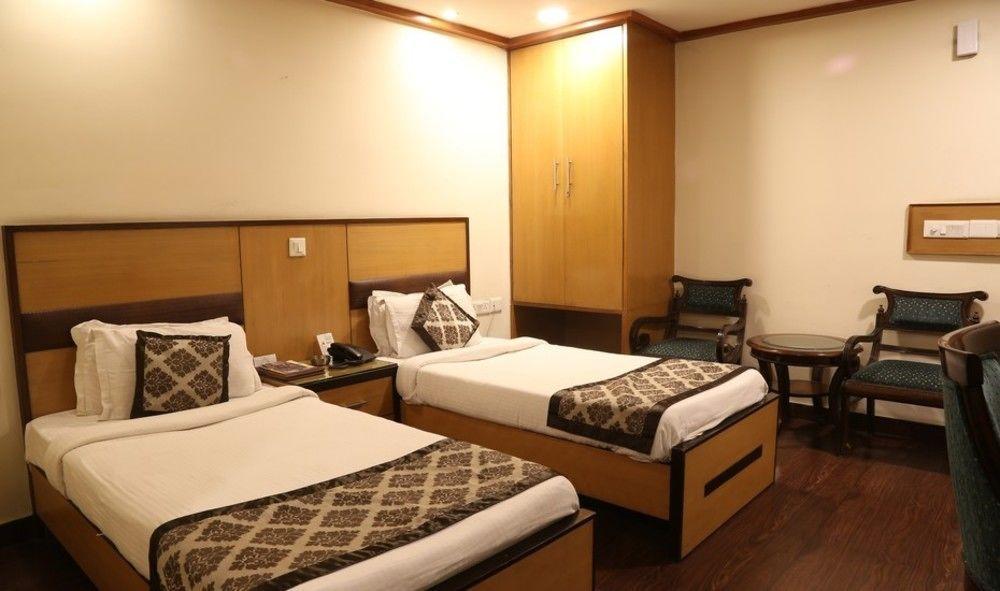 Отель Chirag Residency Нью-Дели Экстерьер фото