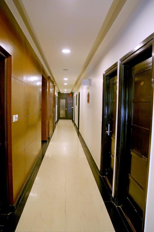 Отель Chirag Residency Нью-Дели Экстерьер фото
