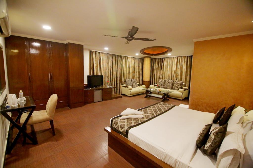 Отель Chirag Residency Нью-Дели Экстерьер фото