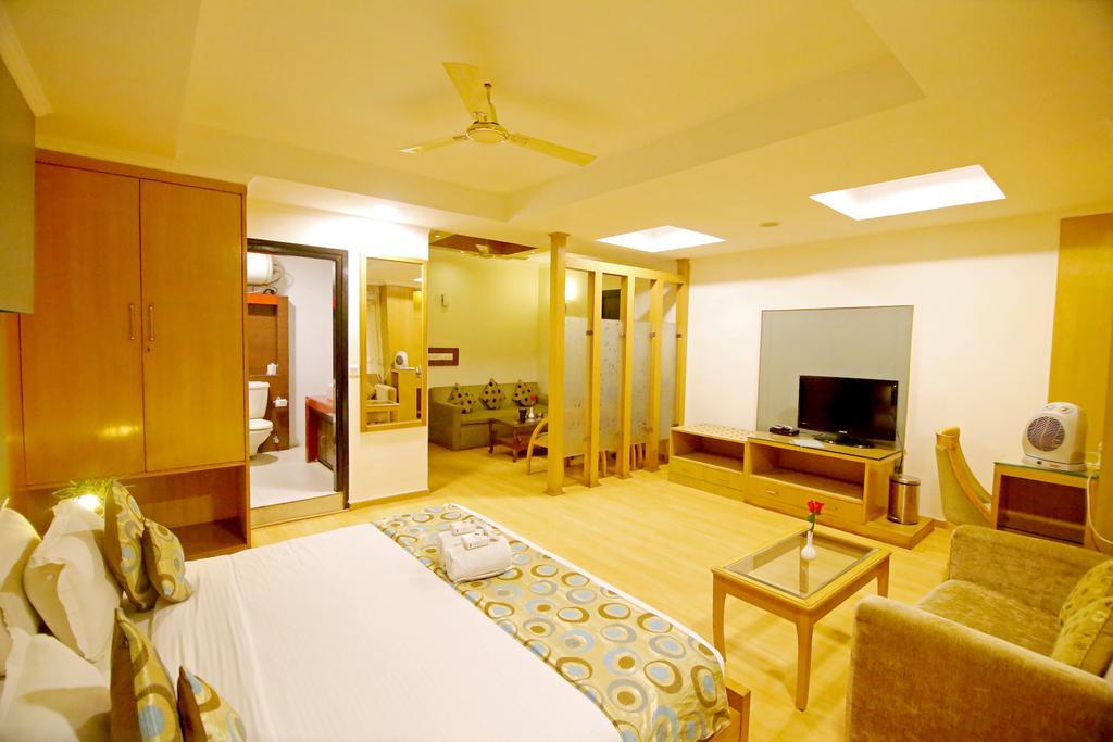 Отель Chirag Residency Нью-Дели Экстерьер фото