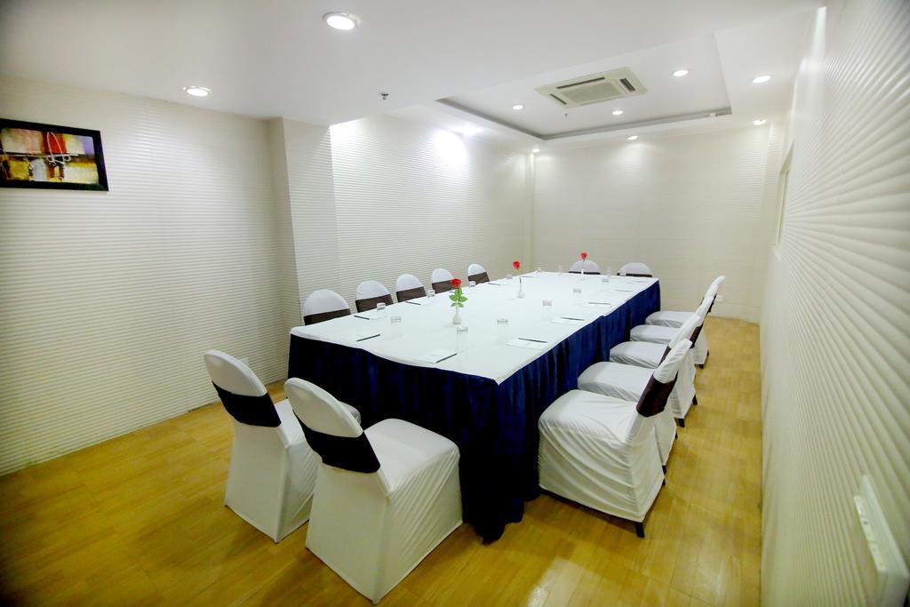 Отель Chirag Residency Нью-Дели Экстерьер фото