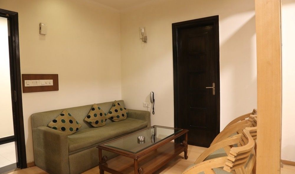Отель Chirag Residency Нью-Дели Экстерьер фото