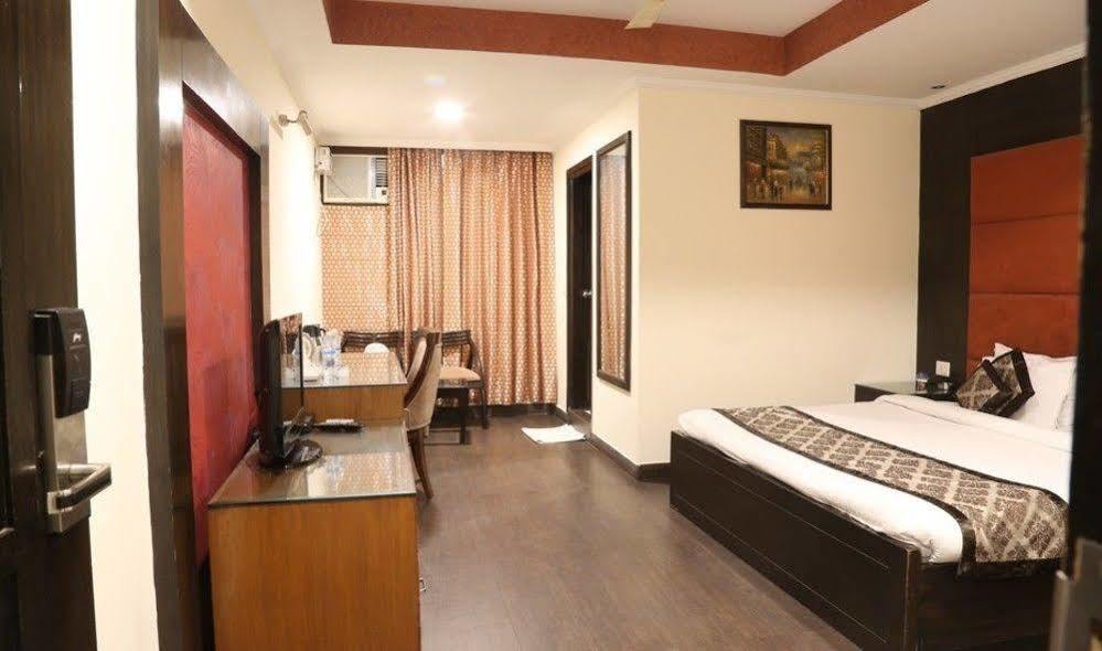Отель Chirag Residency Нью-Дели Экстерьер фото