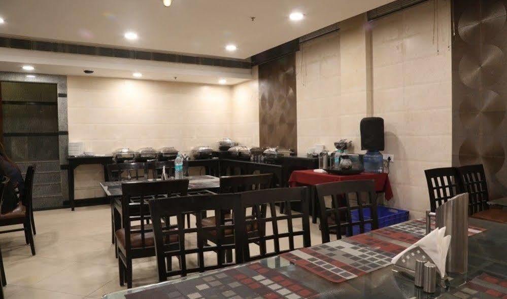 Отель Chirag Residency Нью-Дели Экстерьер фото