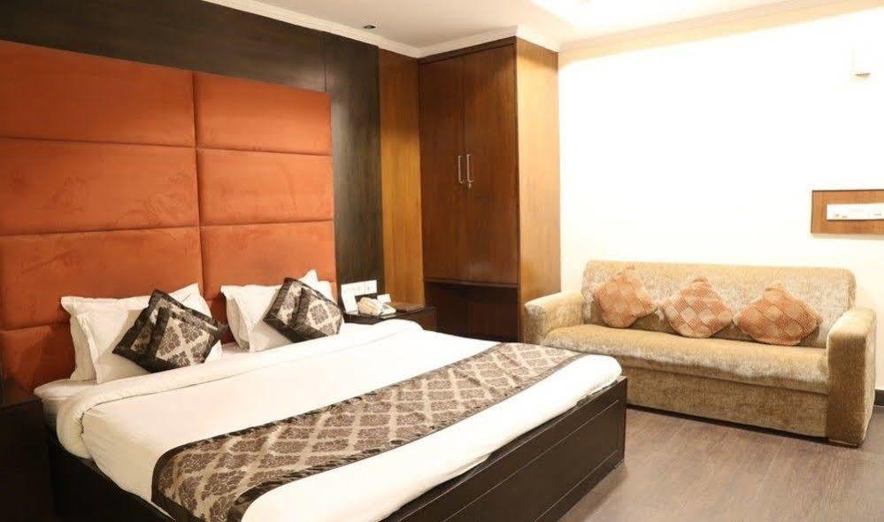 Отель Chirag Residency Нью-Дели Экстерьер фото