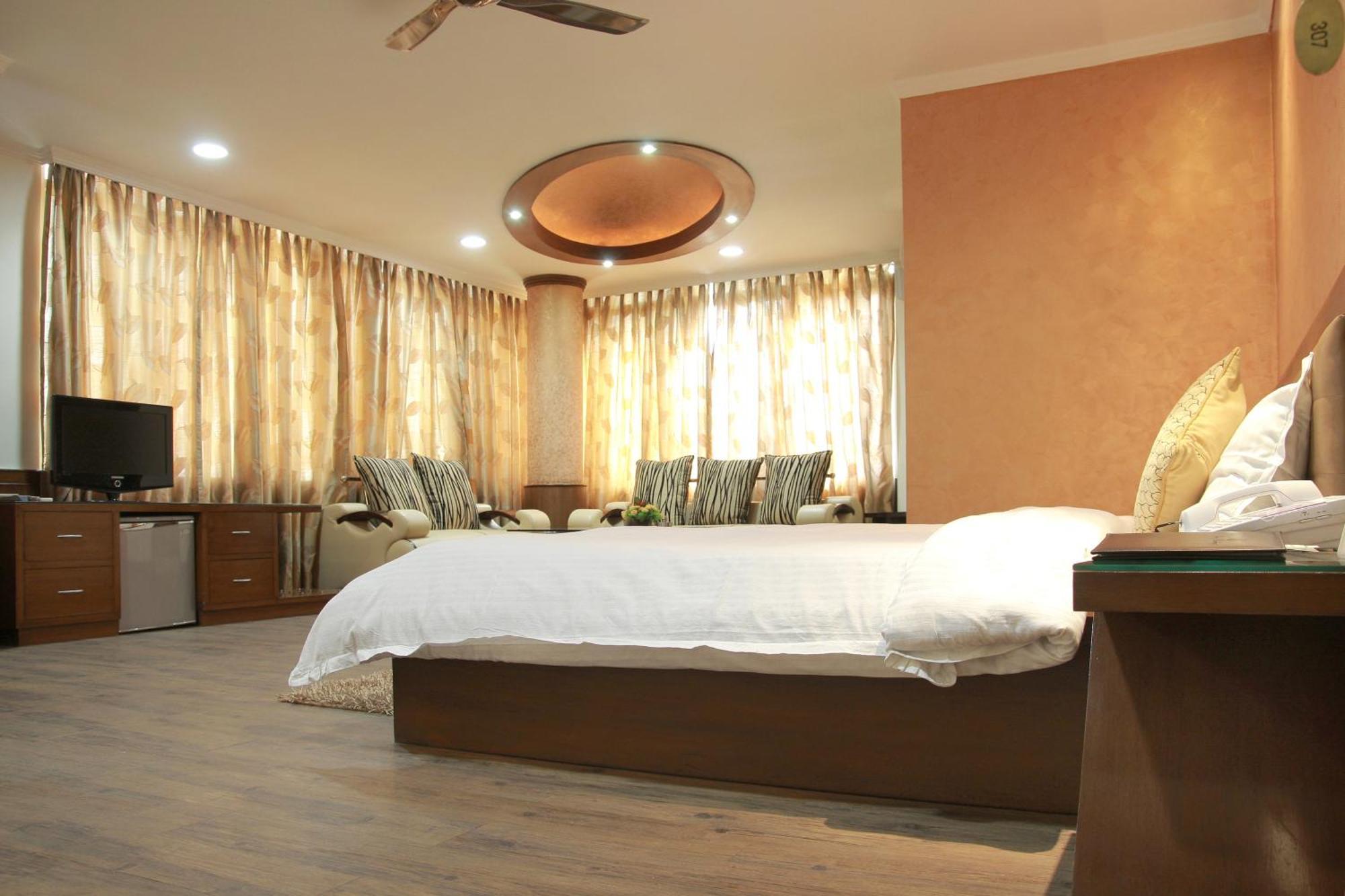 Отель Chirag Residency Нью-Дели Экстерьер фото